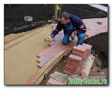 Как уложить тротуарную плитку на даче